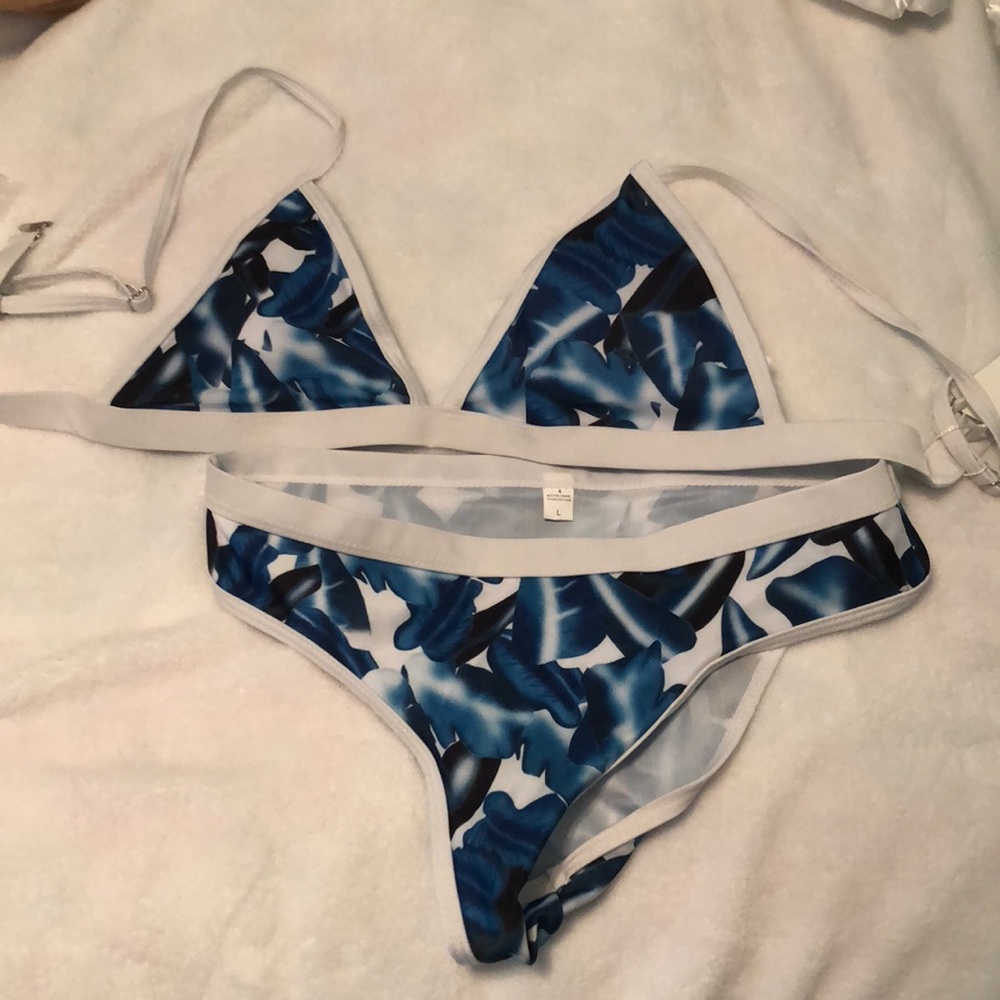 Romwe blue and white floral bikini